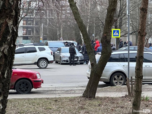 Затримання на Чорновола у Луцьку: викрили патрульного за переправлення осіб через кордон