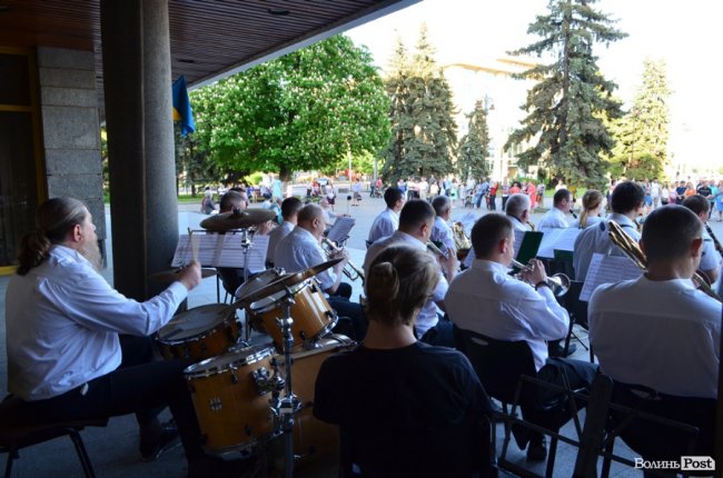У центрі Луцька – святковий виступ оркестру. ФОТО