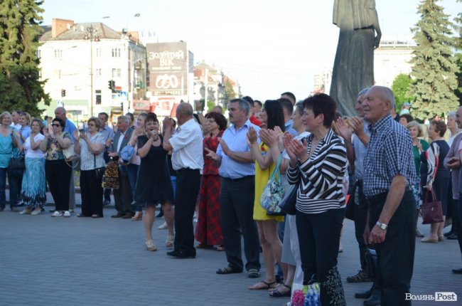 У центрі Луцька – святковий виступ оркестру. ФОТО