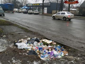 У Луцьку продавці магазину утворили стихійне сміттєзвалище на узбіччі. ФОТО
