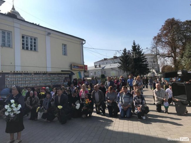 У Луцьку прощаються із загиблим у Іловайському котлі воїном. ФОТО