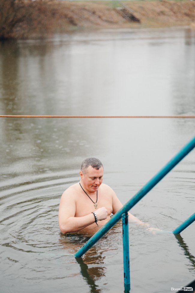 Водохреще у Луцьку: освячення води в річці Стир та занурення лучан. ФОТОРЕПОРТАЖ