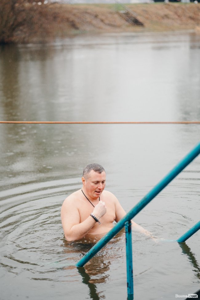 Водохреще у Луцьку: освячення води в річці Стир та занурення лучан. ФОТОРЕПОРТАЖ