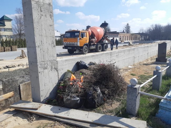 У місті на Волині люди закидали кладовище непотребом 