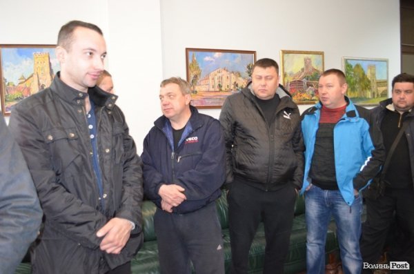 У Луцьку водії «гудять» під мерією. ФОТО