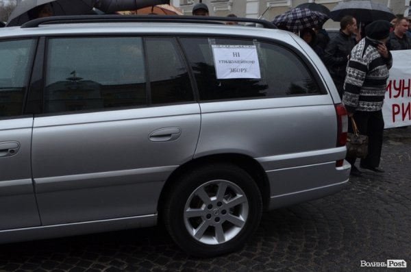 У Луцьку водії «гудять» під мерією. ФОТО