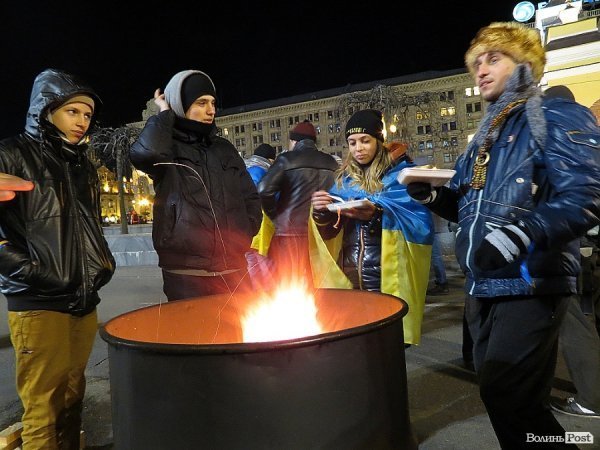 люди гріються