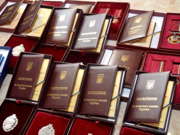 З нагоди Дня Конституції 6-ро волинян стали «заслуженими»