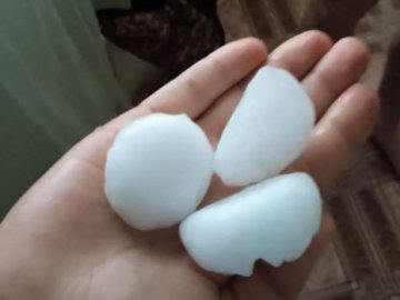 Київщину накрило гігантським градом