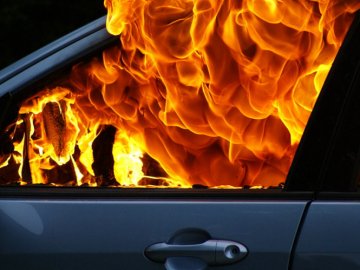 На Волині в пожежі згоріли дві автівки