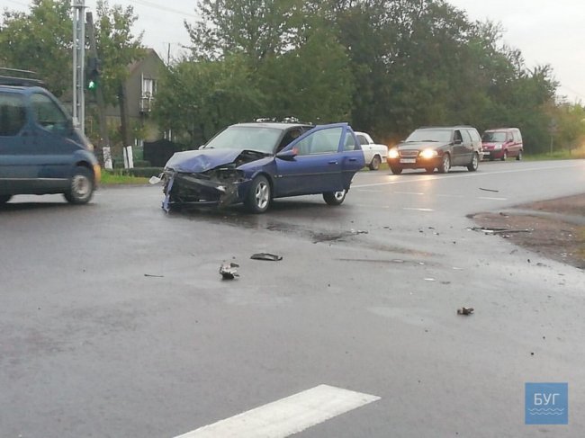 У місті на Волині на перехресті зіткнулися два легковики. ФОТО