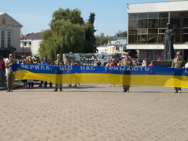 У Луцьку під час акції на честь полеглих воїнів розгорнули 40-метровий прапор. ВІДЕО