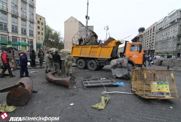 Розбирають «другу лінію» барикад Майдану. ФОТО