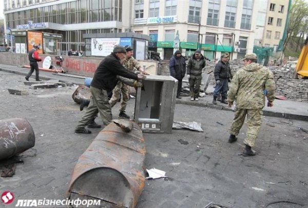 Розбирають «другу лінію» барикад Майдану. ФОТО