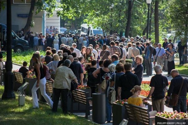 На похороні Новодворської скандували: «Герої не вмирають». ФОТО