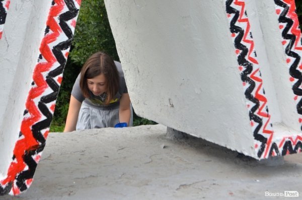 У Луцьку «вишили» в’їзний знак на Ковельській 