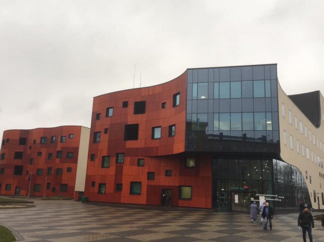 Луцькі лікарі вчилися робити складні операції на головному мозку. ФОТО