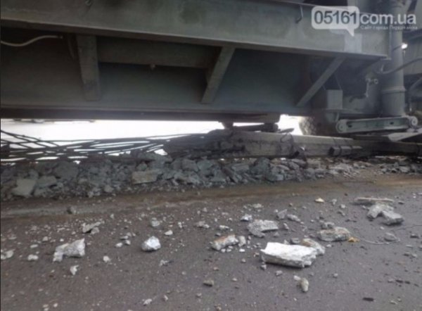 У Первомайську військовий тягач розтрощив стовп біля зупинки. ФОТО