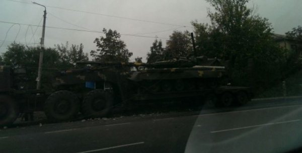 У Первомайську військовий тягач розтрощив стовп біля зупинки. ФОТО