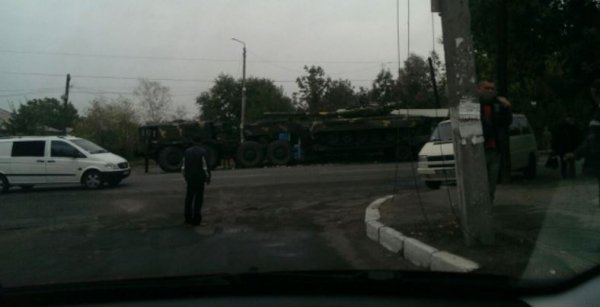 У Первомайську військовий тягач розтрощив стовп біля зупинки. ФОТО