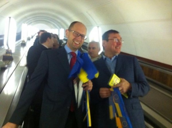 Як Яценюк і Луценко «каталися» в метро. ФОТО