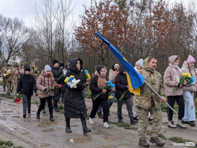 «Вони приймають кулі на груди, захищаючи нас»: чому у рідному селі волинського  Героя відспівували під ворітьми храму