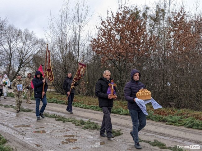 «Вони приймають кулі на груди, захищаючи нас»: чому у рідному селі волинського  Героя відспівували під ворітьми храму