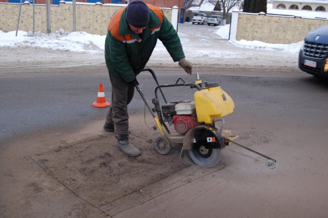 На Волині протестували нову технологію ремонту доріг. ФОТО