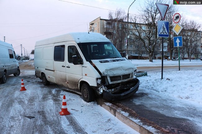 У місті на Волині зіткнулися бус і позашляховик, троє людей – у лікарні. ФОТО