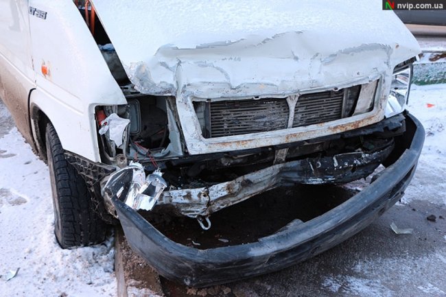 У місті на Волині зіткнулися бус і позашляховик, троє людей – у лікарні. ФОТО