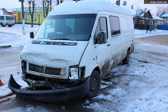 У місті на Волині зіткнулися бус і позашляховик, троє людей – у лікарні. ФОТО