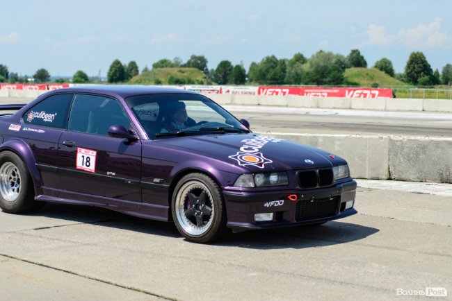 У Луцьку стартували видовищні змагання дрег-рейсерів. ФОТО