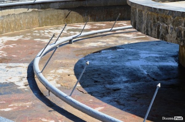 У Луцьку з фонтана вивезли ЗІЛ сміття 