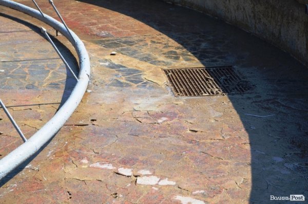 У Луцьку з фонтана вивезли ЗІЛ сміття 