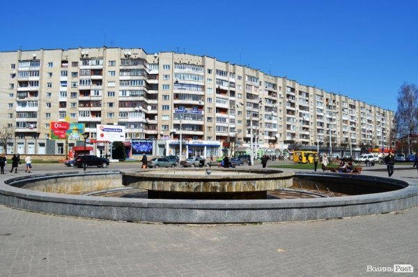 У Луцьку з фонтана вивезли ЗІЛ сміття 