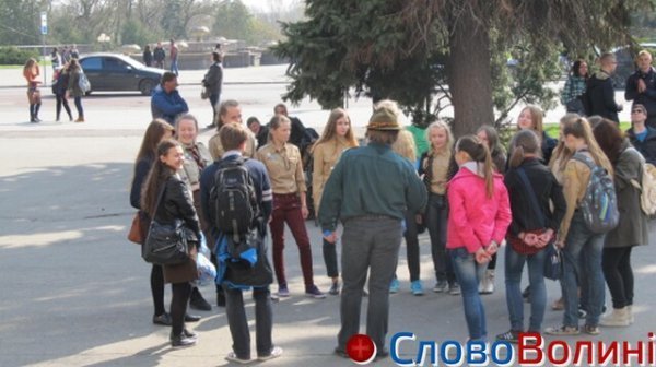 У Луцьку міняли цигарки на цукерки. ФОТО