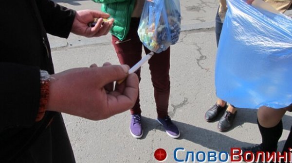 У Луцьку міняли цигарки на цукерки. ФОТО