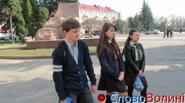 У Луцьку міняли цигарки на цукерки. ФОТО