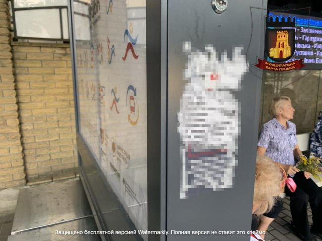 «Розумні» зупинки у Луцьку незаконно обклеюють рекламою. ФОТО