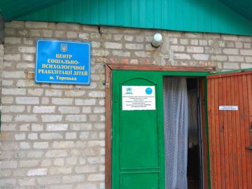 На Донбасі терористи обстріляли дитячий центр: евакуювали 34 дитини 