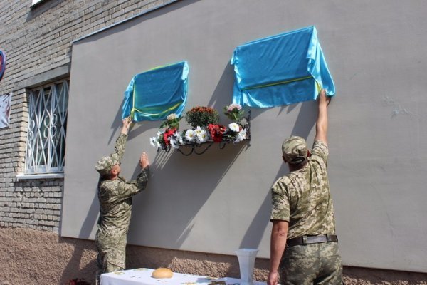 На будинках загиблих Героїв відкрили меморіальні дошки