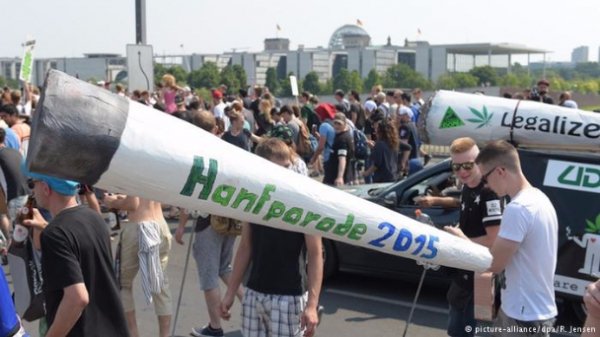 У Берліні конопляний парад підтримали тисячі людей. ФОТО