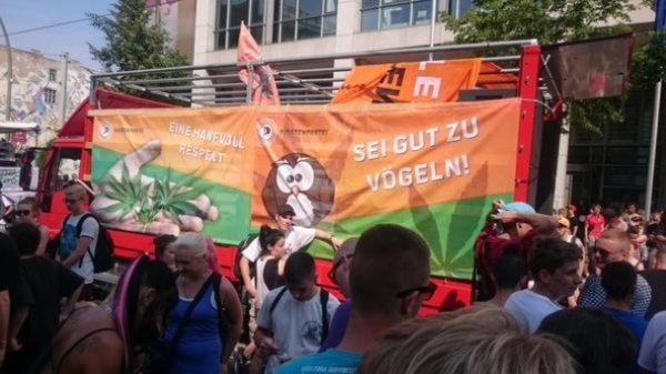 У Берліні конопляний парад підтримали тисячі людей. ФОТО