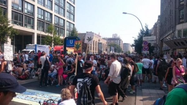 У Берліні конопляний парад підтримали тисячі людей. ФОТО