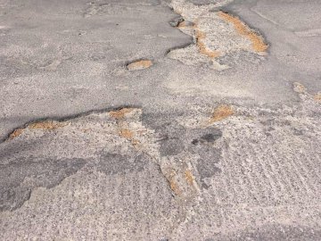 Просять залатати: лучани нарікають на яму на дорозі. ФОТО