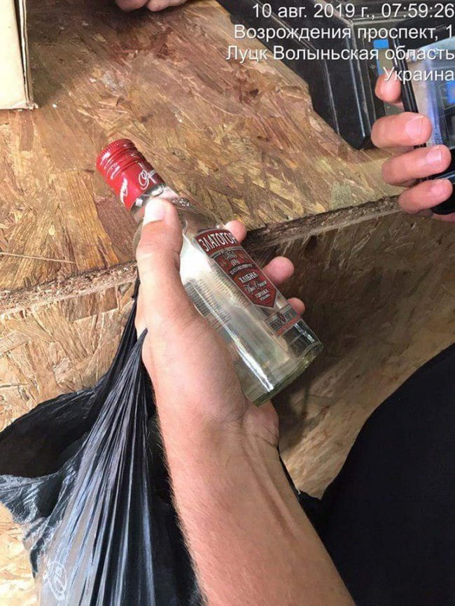 У Луцьку викрили дві підпільні точки продажу сурогату. ФОТО