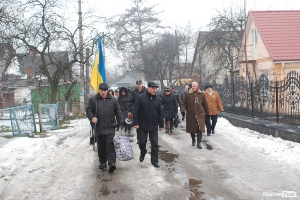 Люди йдуть від суду до прокуратури