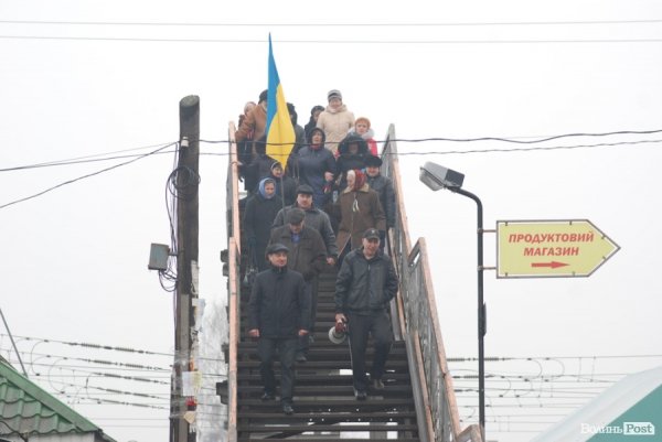 Люди йдуть від суду до прокуратури