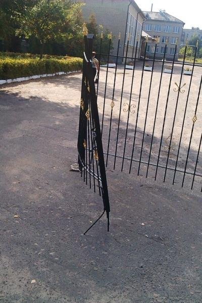 На Волині вандали понівечили шкільну браму. ФОТО