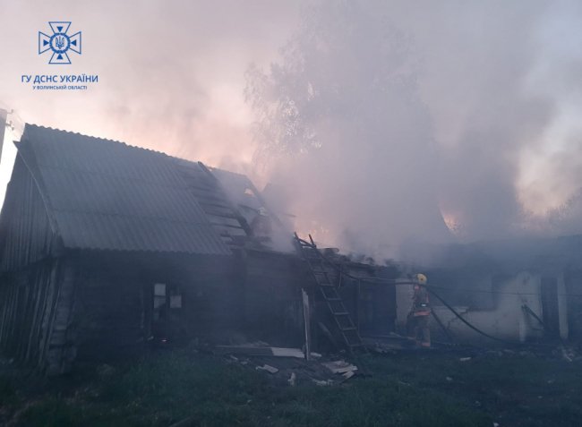 На Волині горіли два житлові будинки: загинули двоє людей